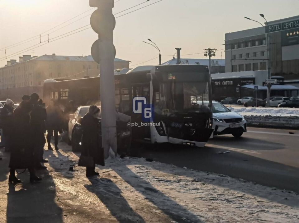    ДТП с автобусом и легковушкой в Барнауле. Источник: "Подслушано Барнаул"