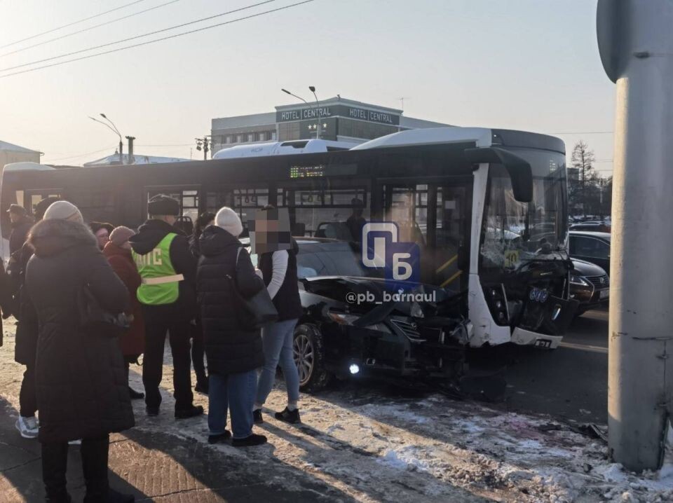    ДТП с автобусом и легковушкой в Барнауле. Источник: "Подслушано Барнаул"