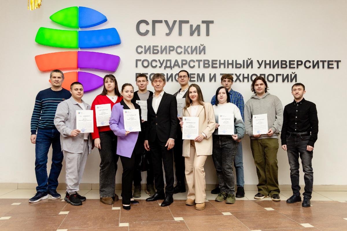 Ректор СГУГиТ Александр Карпик (в центре), доцент кафедры фотограмметрии и дистанционного зондирования, к.т.н. Вячеслав Никитин (слева), ассистент кафедры прикладной информатики и информационных систем Артем Шарапов (справа) и студенты-участники проекта