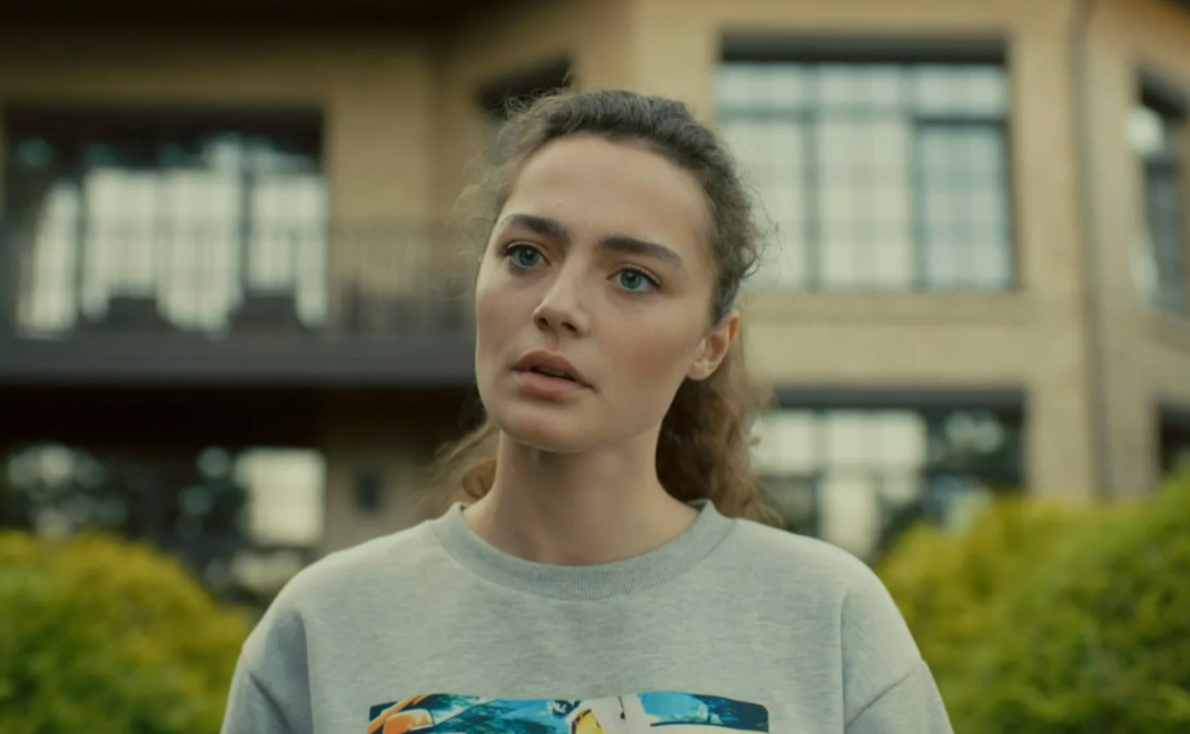 на фото Ангелина Поплавская в сериале "Дылды"