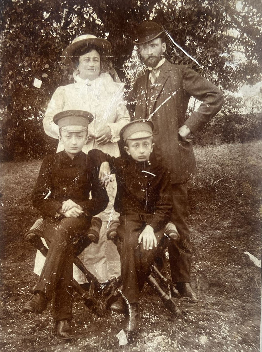 Семья Беров до революции. Иосиф Соломонович и его брат получили прекрасное образование.