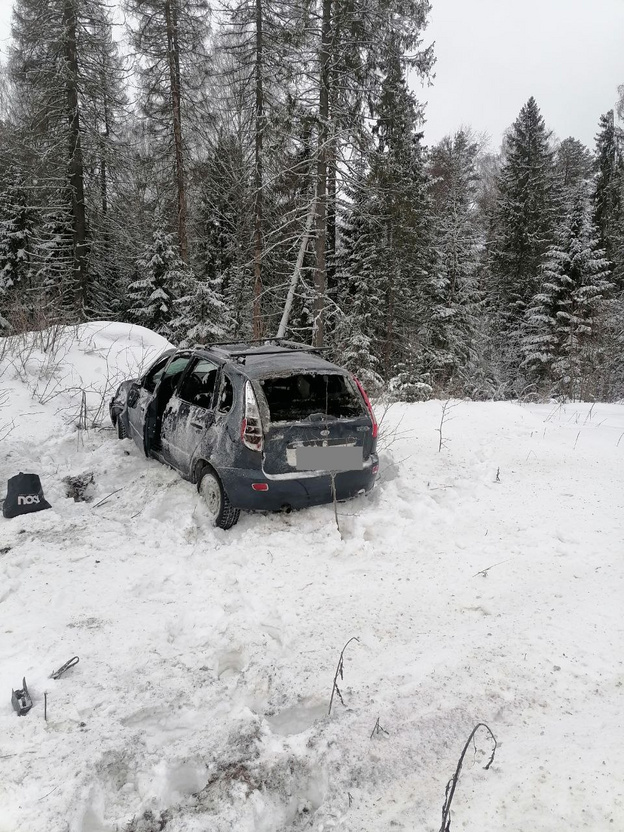    На трассах Кировской области перевернулись две машины