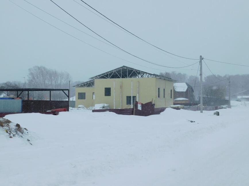    К февралю 2024 года ФАП был готов наполовину. Хотя должен был быть сдан в 2023 году. Фото Анны Зубаревой
