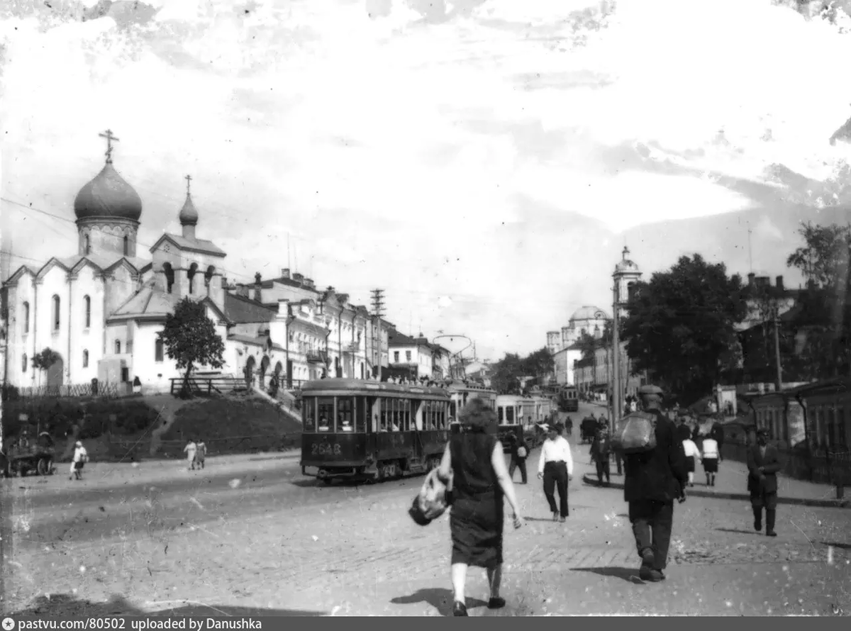Трамвай №30 на Смоленской улице. Вид уже после Бородинского моста в сторону будущей сталинской высотки МИДа, 1928-1933. С сайта www.pastvu.com.