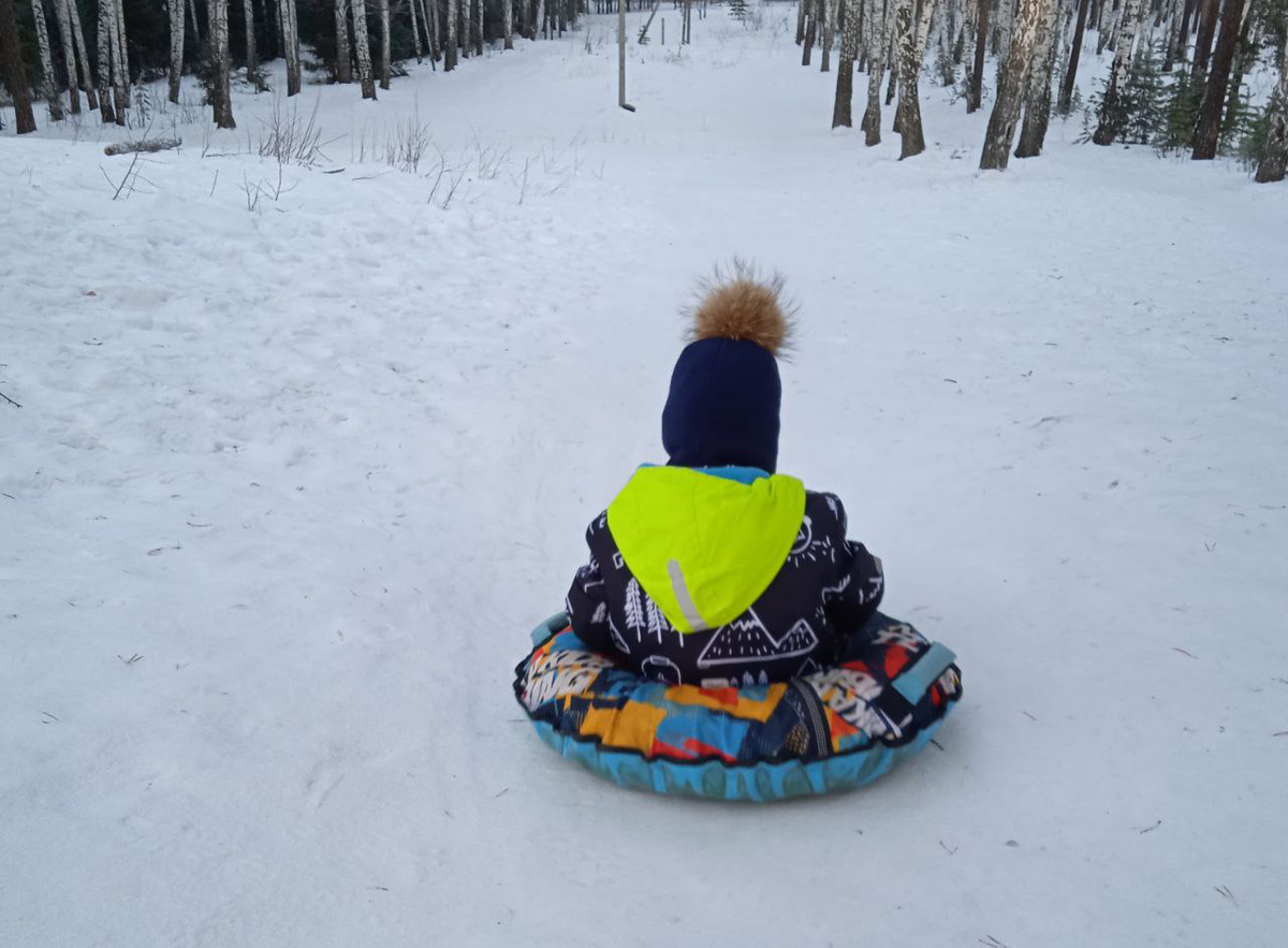 В зоне риска находятся не только дети, которые целенаправленно катаются с горки, но и обычные ученики.  Фото: Фото: ФедералПресс / Нина Калинина