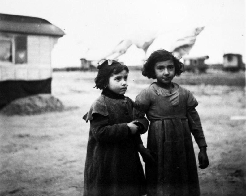 Цыганские девочки в лагере Берлин-Марцан