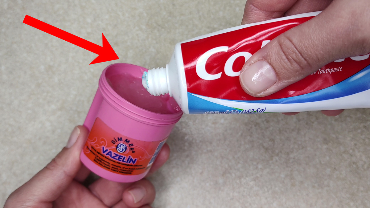 Смешайте зубную пасту и вазелин