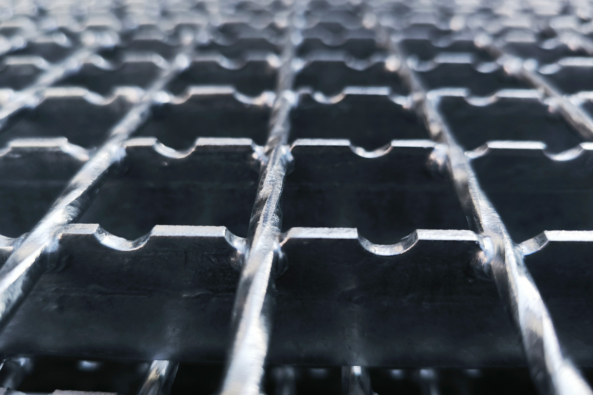 Решетчатый настил с противоскольжением на несущих полосах