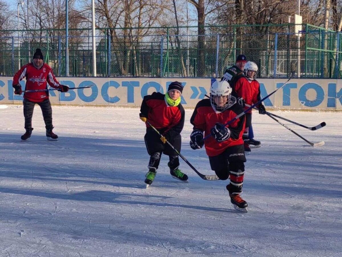    В Курске на катке «Восток» на пересечении улиц Союзной и Куйбышева стартовала школа юного хоккеиста