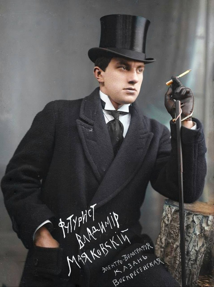 Маяковский, выступавший против буржуазии, вел очень буржуазный образ жизни.