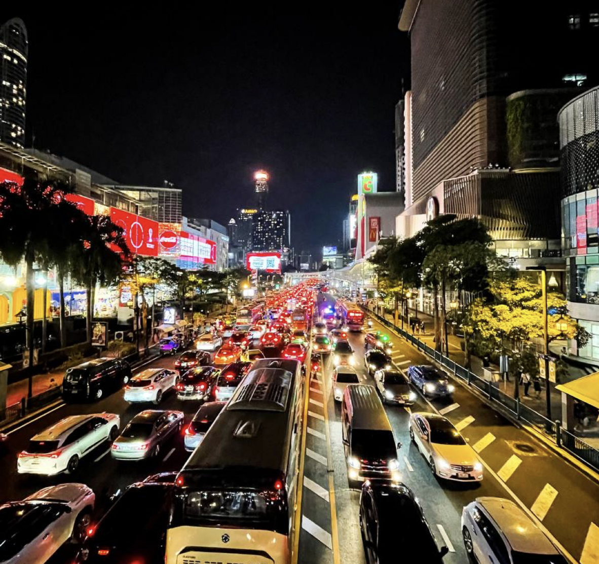 Вечерний трафик в центре Бангкока