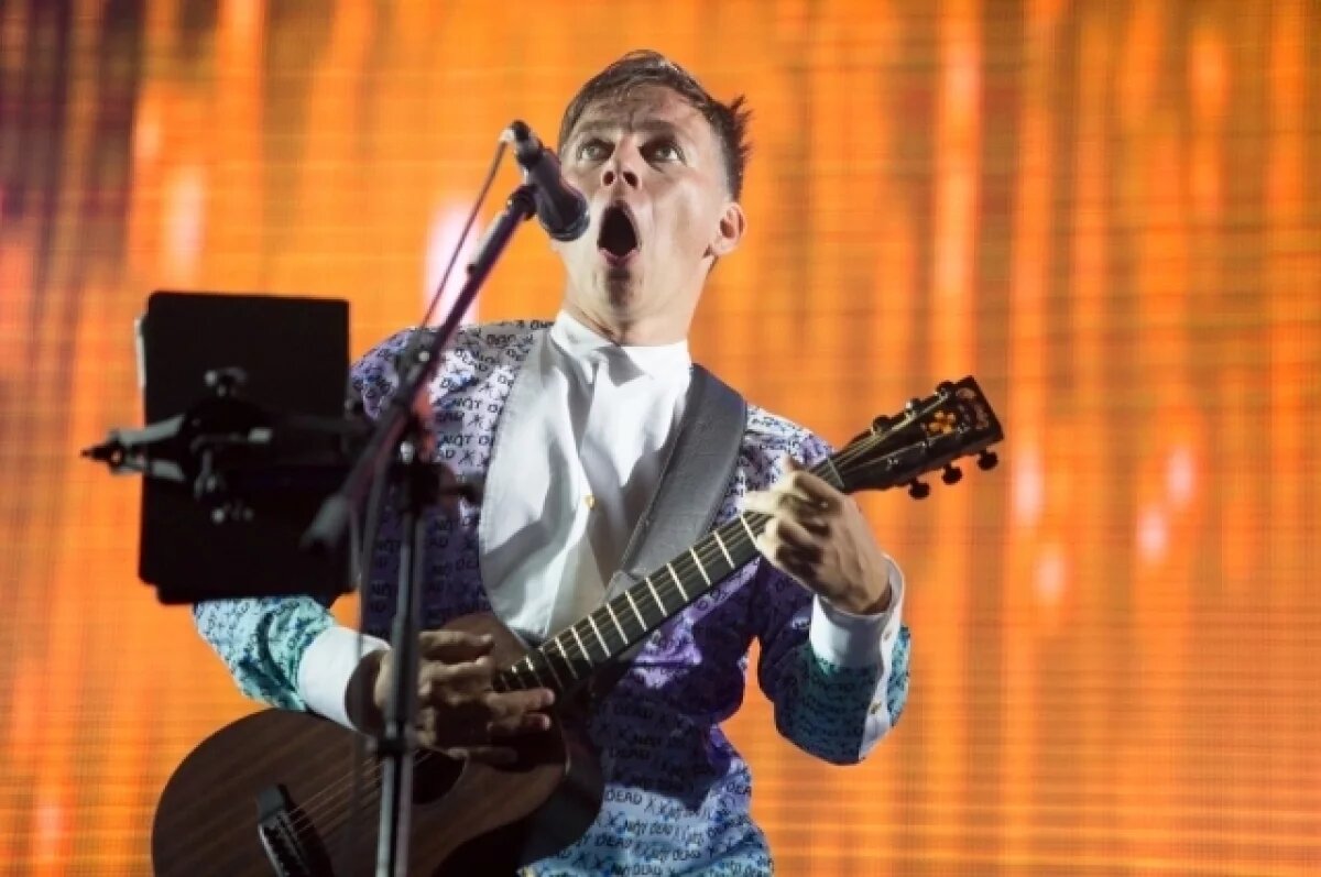    В 2016 году многие общественные деятели и депутаты выражали несогласие с присвоением почётного звания музыканту