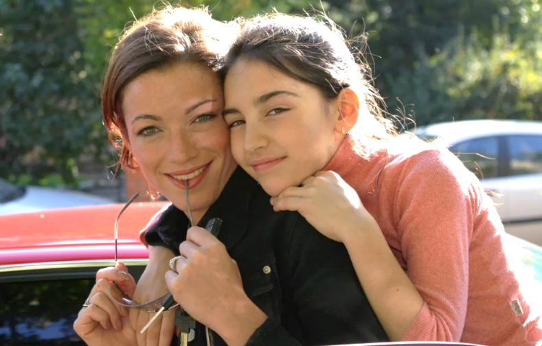 на фото Алёна Хмельницкая с дочкой Сашей