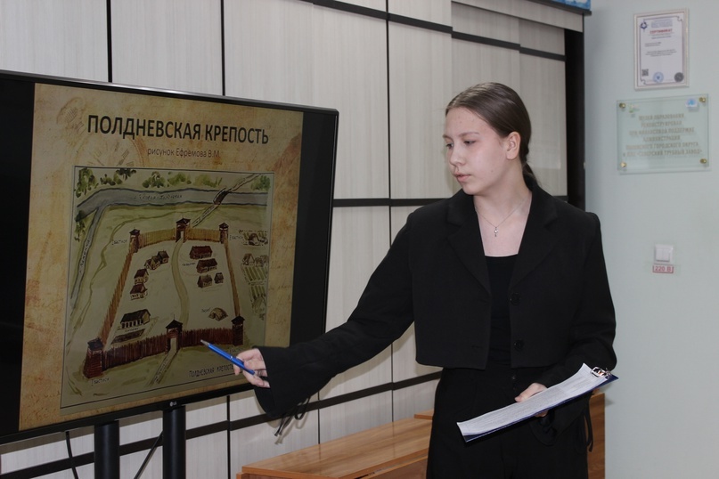 Анна Щербакова в своей школе проводит экскурсию «История Полдневой в рисунках и фотографиях», активно использует уникальный иллюстративный материал