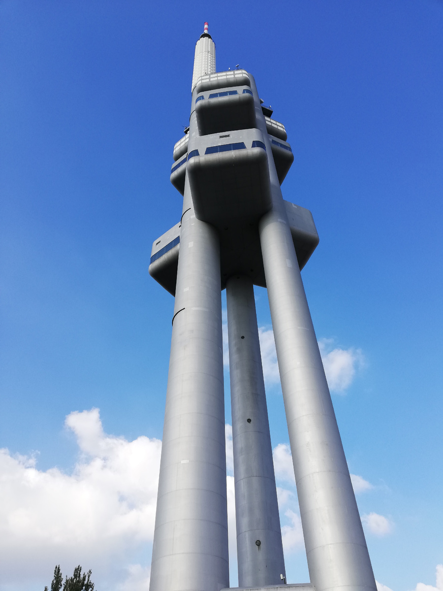 Вот так Жижковская телебашня выглядит без младенцев - их снимали в 2018 году для ухода, тогда и сделано это фото