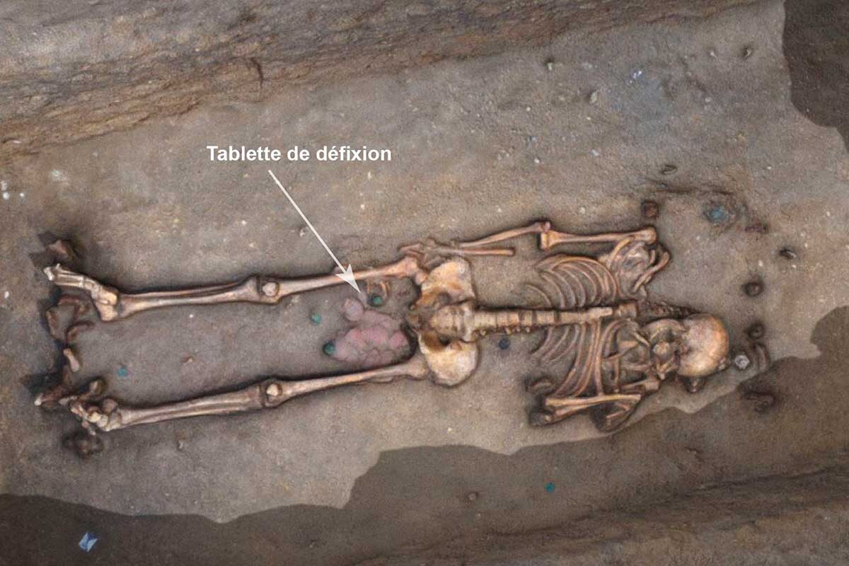 Археологическая служба города Орлеан📷Расположение таблички в захоронении