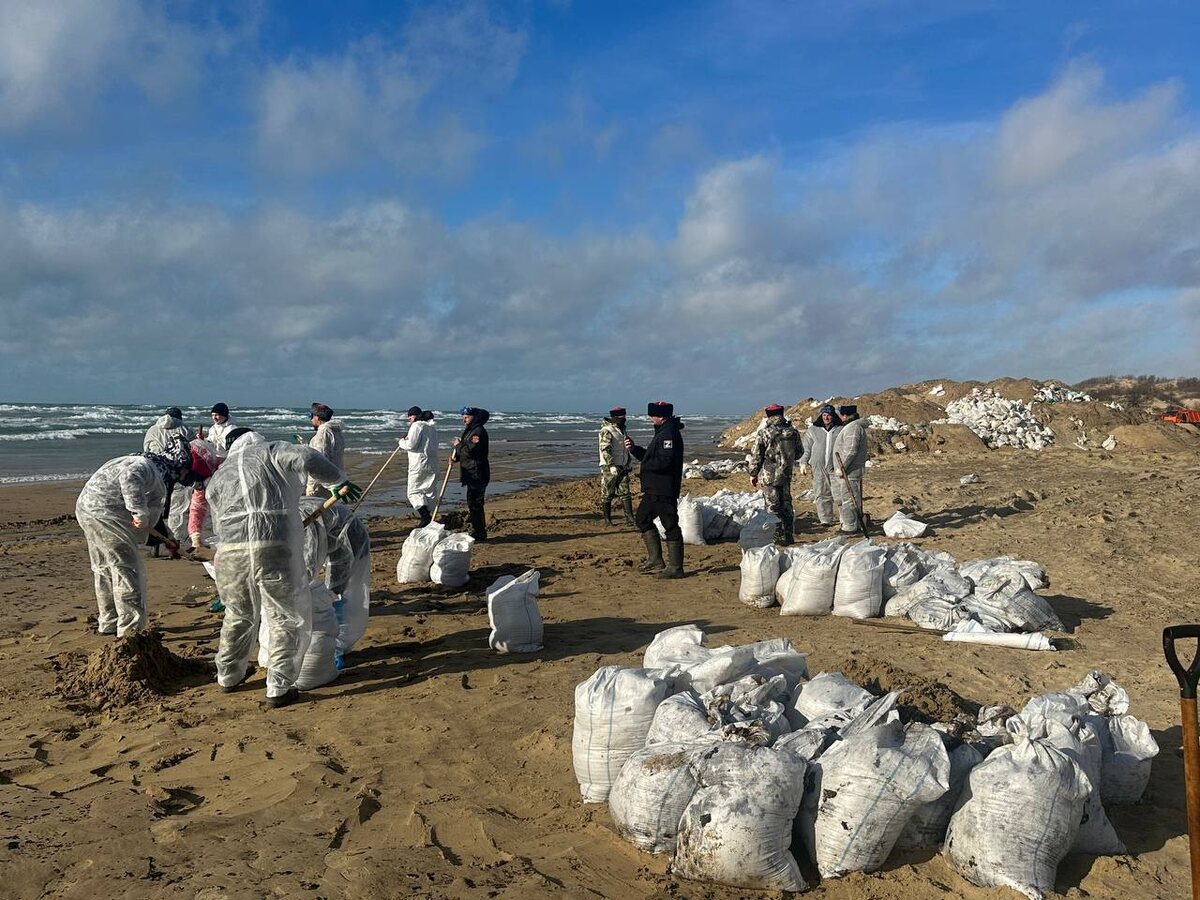 Очистка пляжей продолжается.  Фото: Фото: ФедералПресс / Филипп Грузин