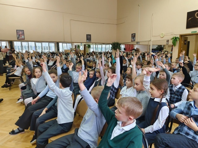 Без наушников, но в яркой куртке. Уроки ПДД провели госавтоинспекторы Твери