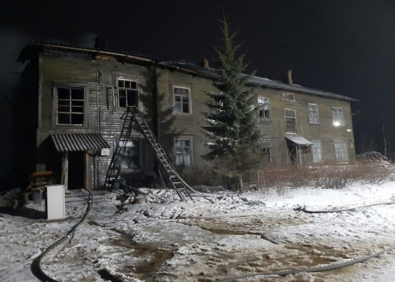    Появились фото страшного пожара в Карелии, где сгорели четыре квартирыОПС по Кемскому району