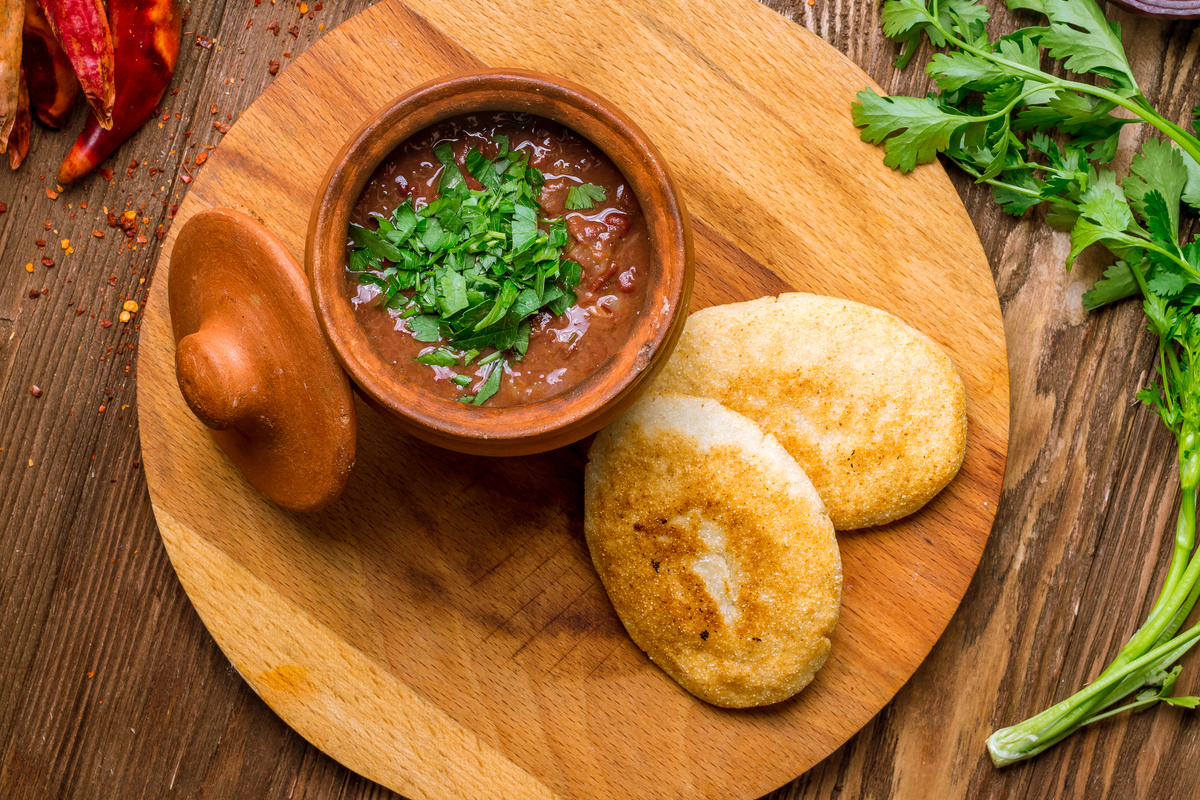  С лобио обычно подают лаваш или кукурузные лепешки