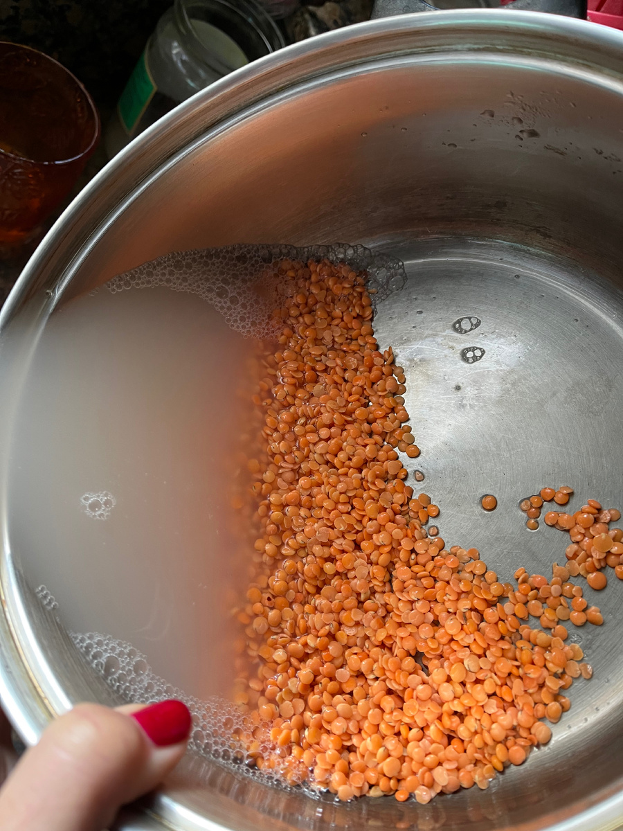 Сначала промываю чечевицу.
