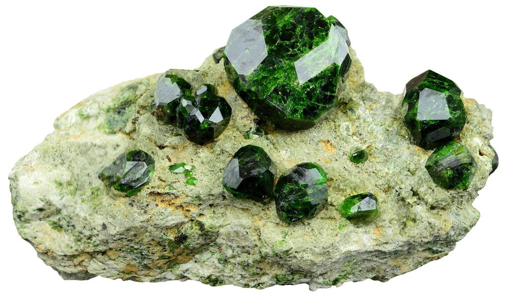 На фото: друза Демантоида