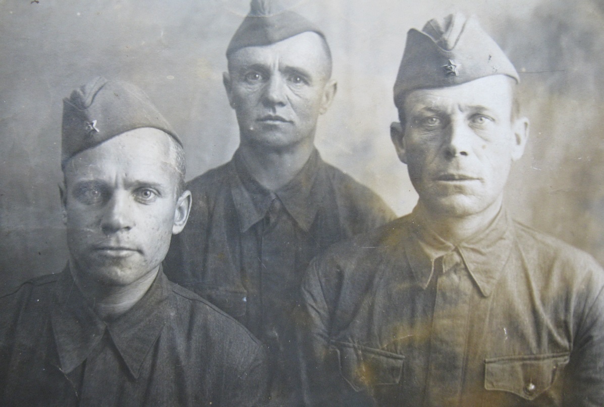    Александр Михайлович (первый слева) вместе с однополчанами. Год и место съёмки неизвестны