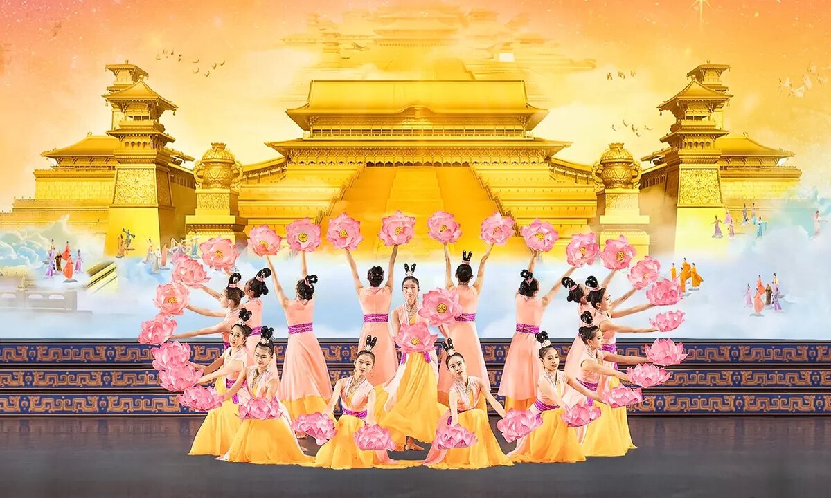 Танцоры Shen Yun выступают на сцене во время шоу. (Courtesy of Shen Yun)