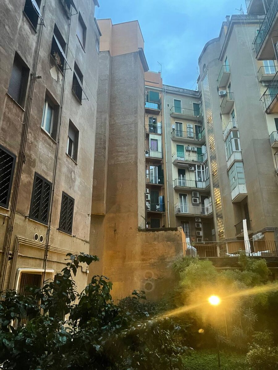 Вид из окна во внутрений двор