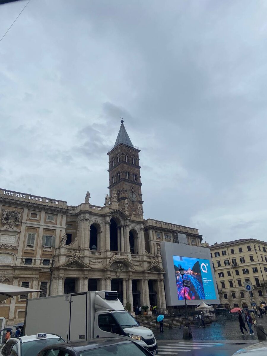 Городская суета, рядом от отеля Piazza di Santa Maria Maggiore