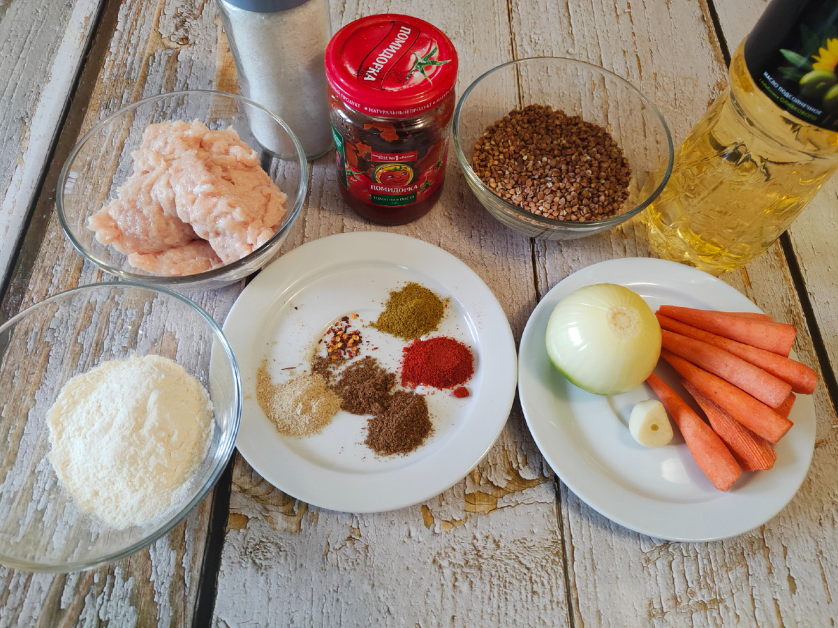 Так как я готовлю на двоих, всё пропорции делю надвое. Использую самодельный фарш из куриной грудки и бёдер.