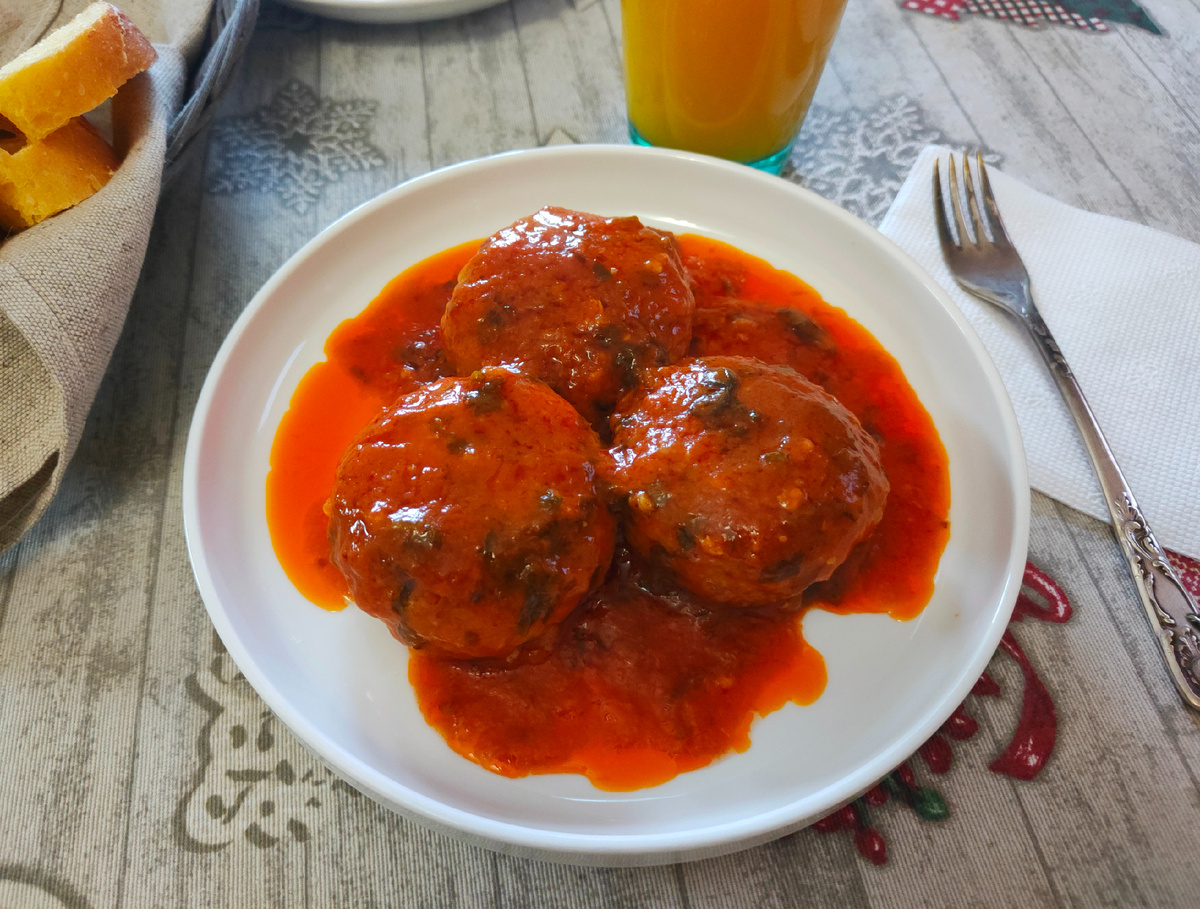 Гречаники можно приготовить просто как котлеты, но именно с томатной подливой они невероятно вкусные 🤤