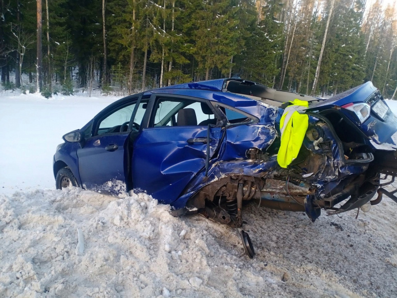    Иномарка влетела в фургон аварийной службы в Карелии, есть пострадавшийГАИ Карелии
