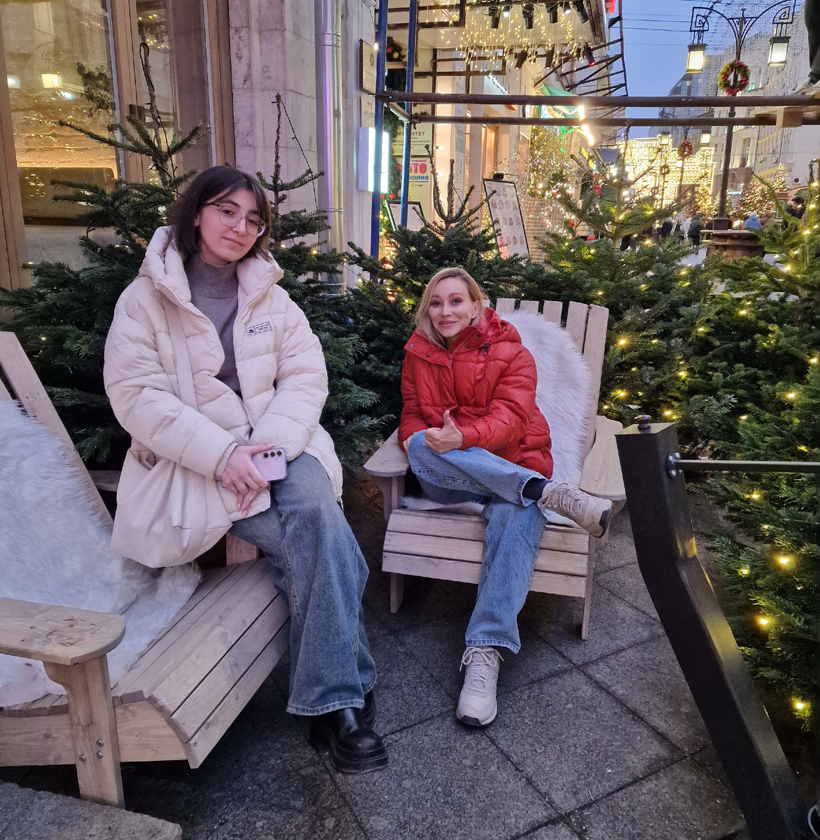 Кресла при входе в ресторан Moró