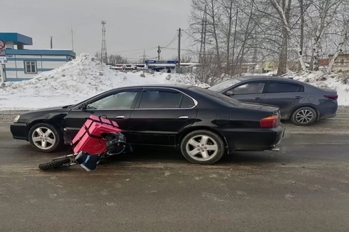    На улице Мичурина в Томске автомобиль сбил доставщика еды на самокате