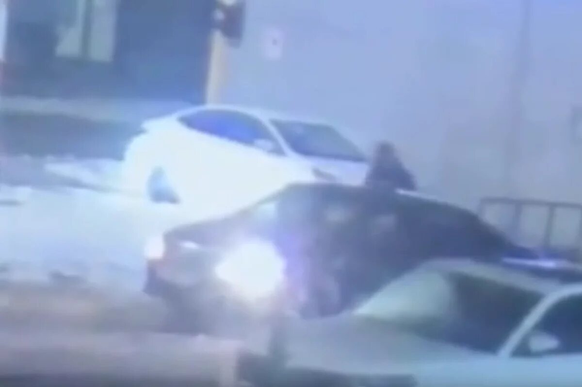    Заидев приближающихся к нему правоохранителей, 40-летний подполковник полиции бросился бежать.