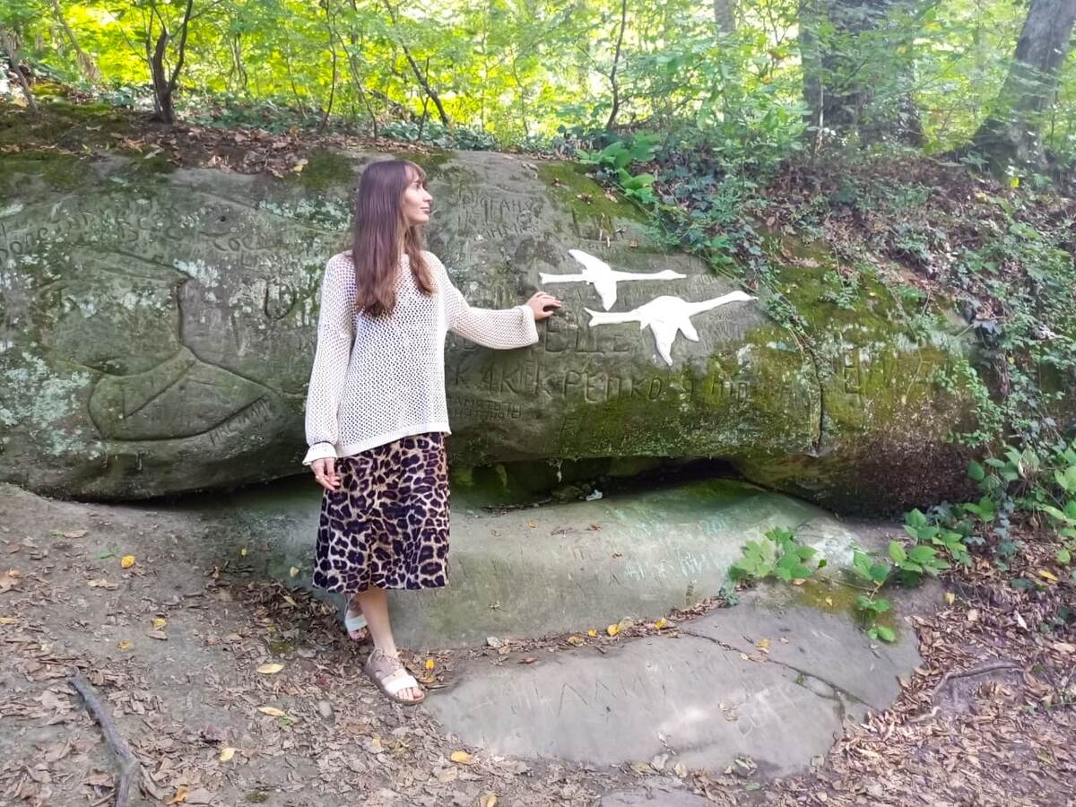 Лебеди на камне. Горячий ключ. По легенде - кто до них дотронется, душу того они сразу же унесут.