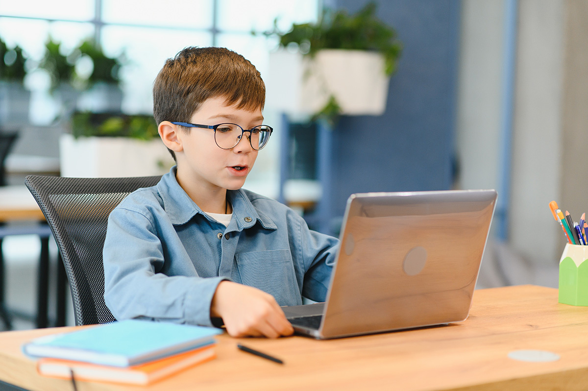    Если хотите, чтобы ребенок проводил время за экраном с пользой, предложите ему бесплатные образовательные платформы для школьников по всем предметам. Источник: Shutterstock