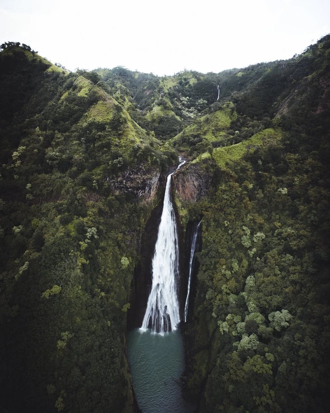 Снимая водопады при слабом освещении, можно избежать слишком темных теней и добиться более равномерной экспозиции по всему кадру. Определившись с выбором лучшего кадра, вы можете улучшить его с помощью программного обеспечения для постобработки. Снято на камеру Canon EOS-1D X Mark II с объективом Canon EF 16-35mm f/2.8L III USM и следующими параметрами: 16 мм, 1/125 сек, f/7.1 и ISO 250. © Аса Стейнарс