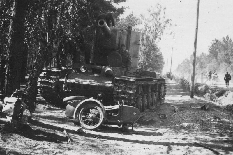 Танк КВ-2 выпуска мая 1941 года с заводским номером Б-4704