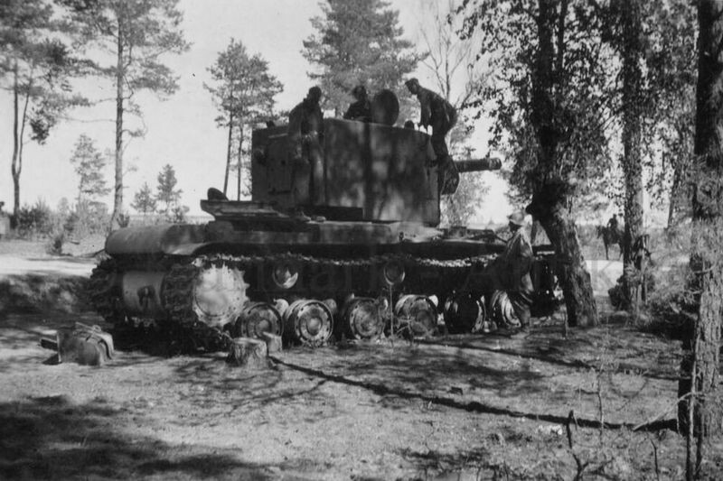 Танк КВ-2 выпуска мая 1941 года с заводским номером Б-4704