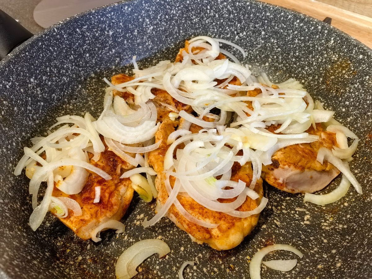 Куриные бедра на сковороде