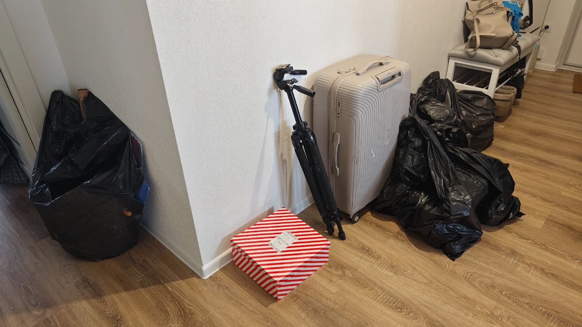 А уже ведь был чистенький миленький коридорчик.. переезды вообще кончаются?