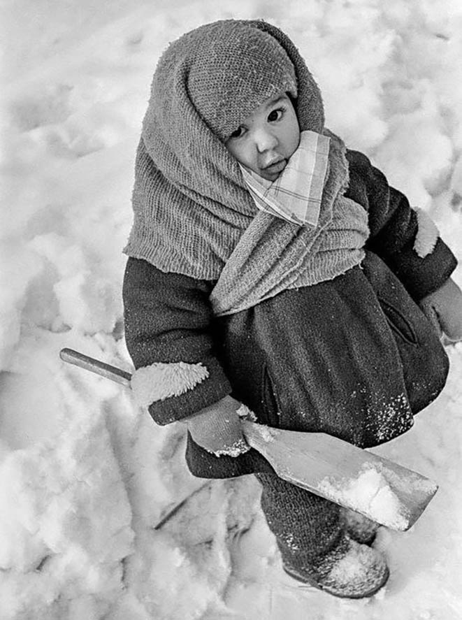 Малыш на прогулке. Фото Виктора Ахломова (Москва, 1960-е гг.)