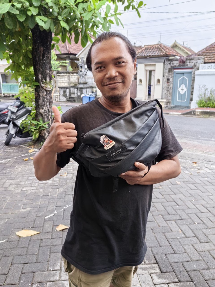 Местный индонизииц со значком Гагарина. Знает слово "Поехали!" и "Путин". Мелочь, а приятно.