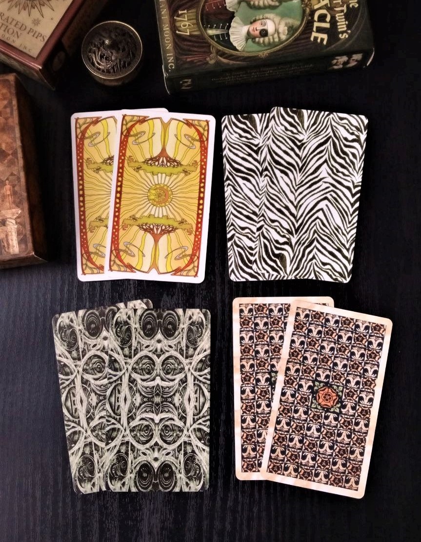 Ответ смотрим на колодах "Золотое Арт-Нуво", "Badass Tarot", "Ворон смерти" и "Винтажное таро"