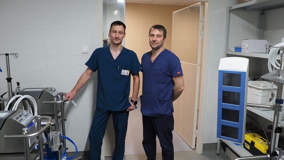 Вадим Охримчук и Александр Гордеев, анестезиологи-реаниматологи отделения кардиореанимации (ОАР-2) с аппаратом ЭКМО. Фото: ККБ