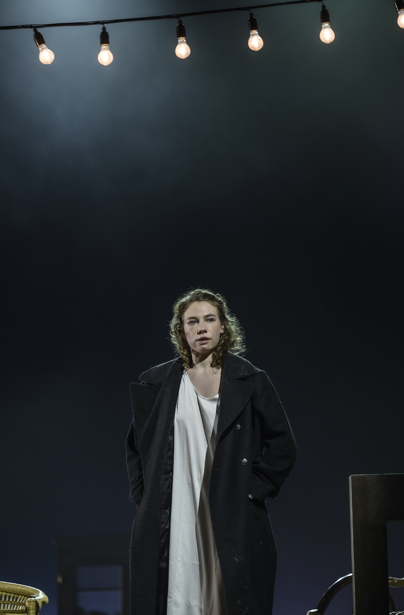     Дарья Трухина (Соня) в спектакле Дениса Азарова «Дядя Ваня»