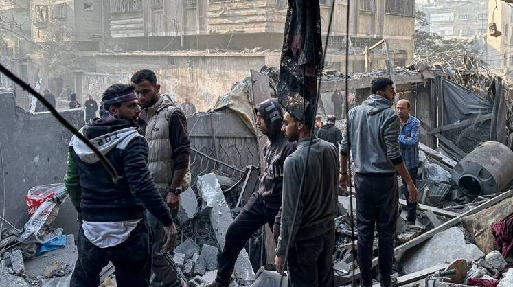    ТАСС Автор: Хасан Алзаанин Палестина. Сектор Газа. Люди у здания, обрушенного в результате обстрела города со стороны Израиля, в районе Шейх Радван