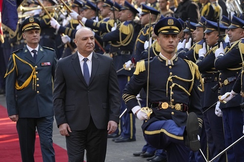 Джозеф Аун на входе в Парламент после избрания Президентом